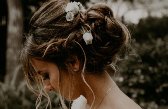 Top 6 simple updo hairstyles for a wedding