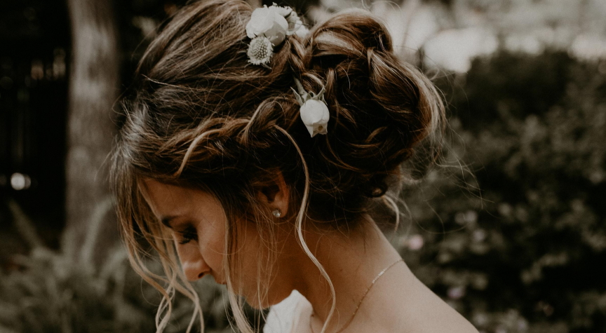 Top 6 simple updo hairstyles for a wedding